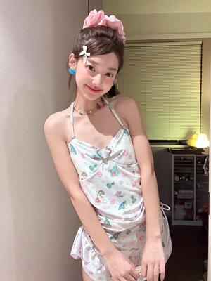 2026 Women's Student Halter Neck Swimsuit Set: Chic Two-Piece for Slimming Seaside Vacation