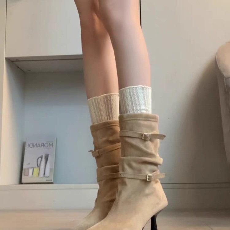 2025 höst och vinter nya franska retro spetsiga tunna klackar korta stövlar dam mocka veckad lugg stövlar högklackade westernstövlar