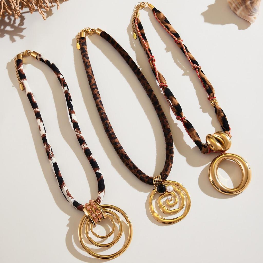Qiong Yao Design Sense Photochromic Geometric Pendant, Long Leopard Print Necklace, Simple 18K Gold Plated Clavicle Chain.