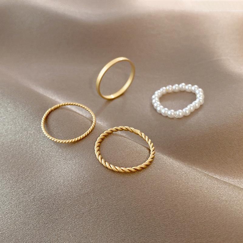 

Набор из 4 колец с жемчугом в холодном стиле и матовым золотом для женщин One Size золотой