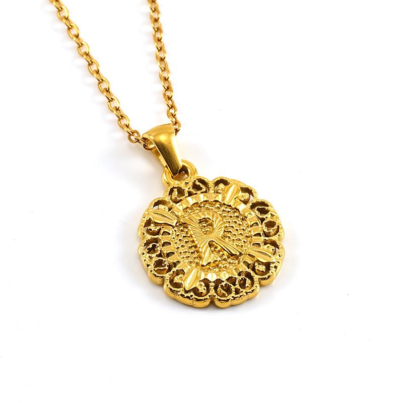 25 lat nowej mody tytanowa stal wisiorek z literą, łańcuszek na obojczyk, naszyjnik z okrągłym wytłaczanym wzorem, spersonalizowany wszechstronny dla mężczyzn i kobiet