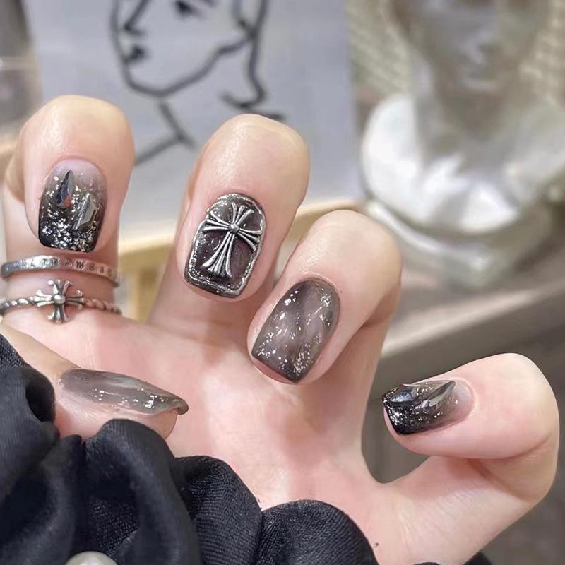 

Набор из 24 предметов Black Halo Vintage Cross для маникюрного аппарата - Коллекция в темном стиле