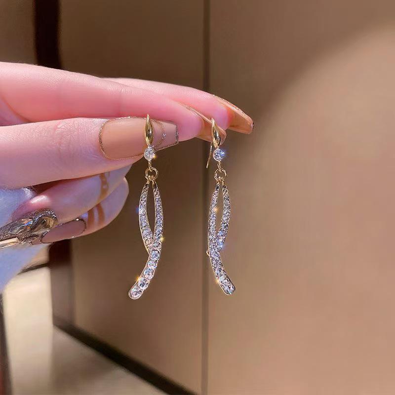 

Серьги-крючки «Рыбий хвост» с бриллиантами 2024: Корейский нишевый дизайн, Высококлассные элегантные украшения