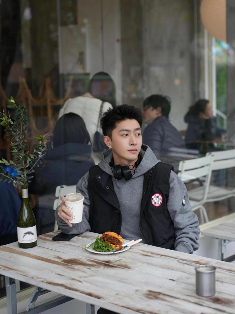 Goose Down Men's Lightweight Vest - Trendy, Warm, High-End Outerwear for Spring, Autumn, Winter.