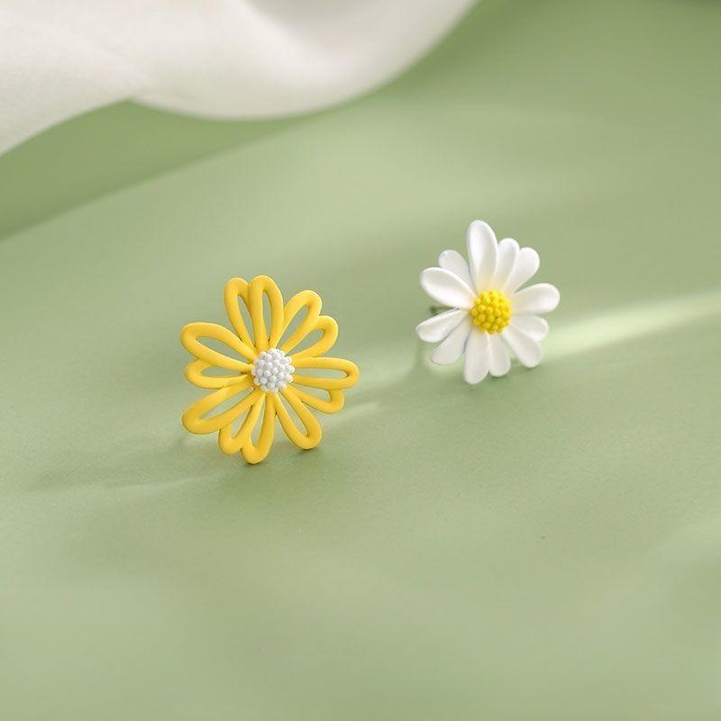 Elegant Asymmetrical Daisy Flower Stud Earrings Are A Charming Gift for Women.