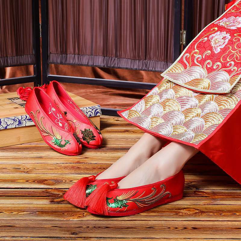 Chinese wedding shoes on the coupe shoes red dragon and phoenix bride Xiuhe shoes flat women's wedding shoes Xiuhe clothes embroidered shoes