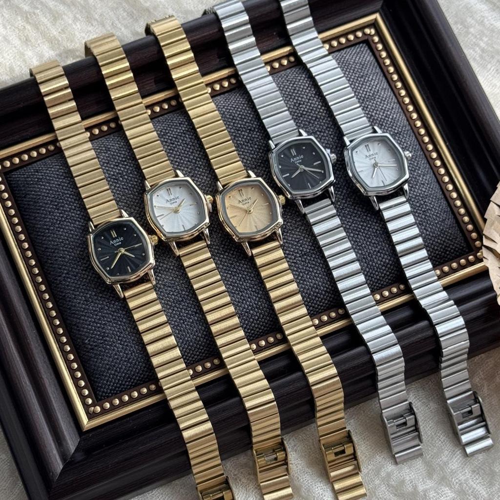 Schicke Quarz-Uhr mit unregelmäßigem Zifferblatt und goldenem Bambus-Stahlarmband für Studenten