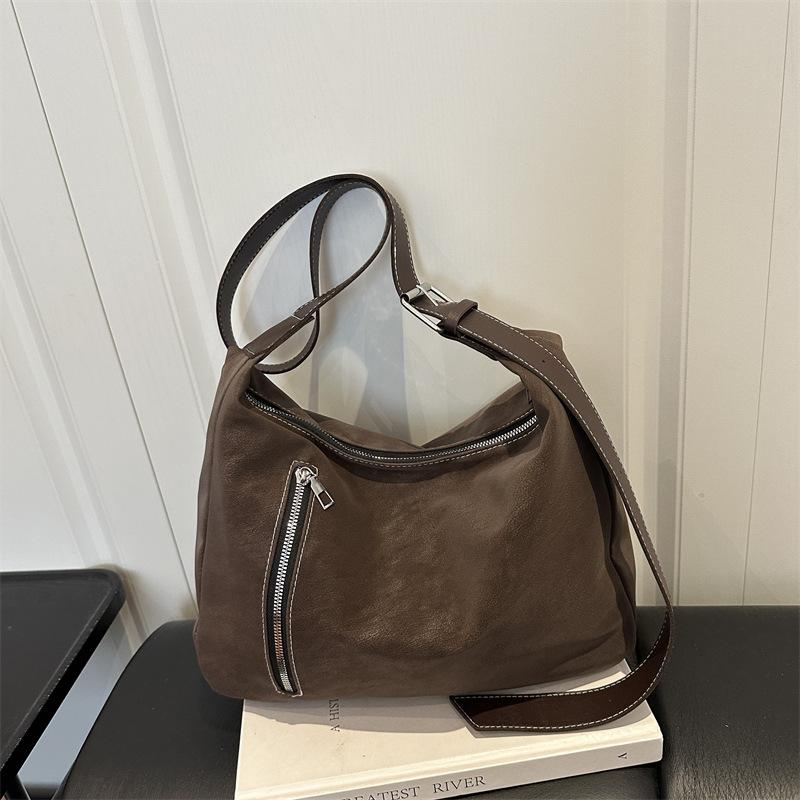 Large Capacity Crossbody Bag with A Single Shoulder Strap for Daily Commuting, Bucket-shaped Tote Bag