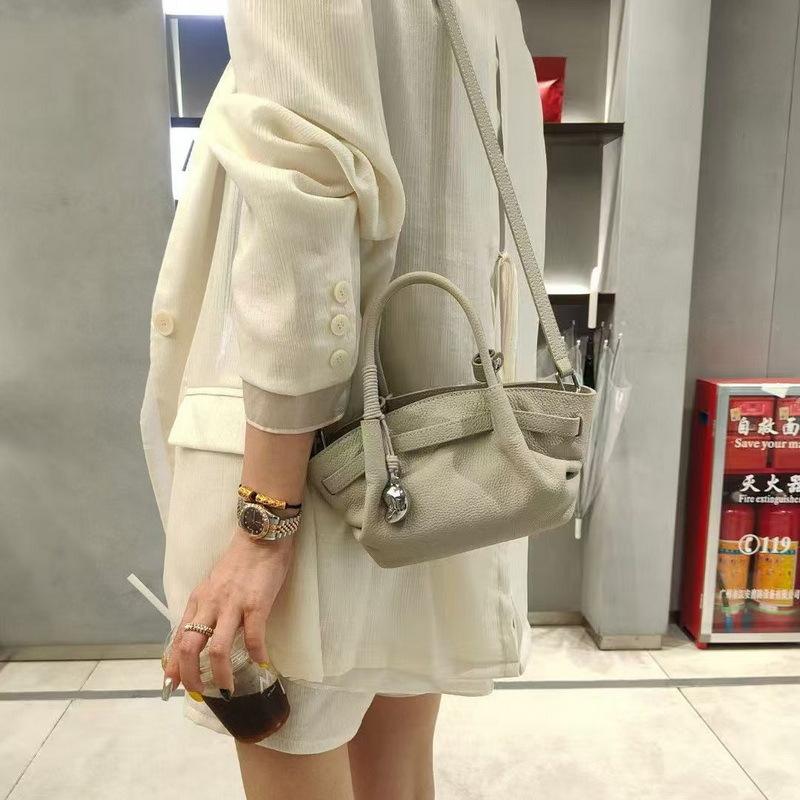 2026 New Leather Vegetable Basket Handbag Women's Niche Design Cloud Dumpling Bag Pendant Shoulder Bag Messenger Bag