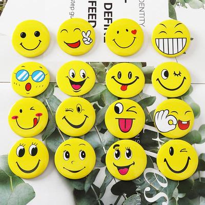 Broche multicolorido com carinha sorridente: Broche para funcionários de hotel e crianças