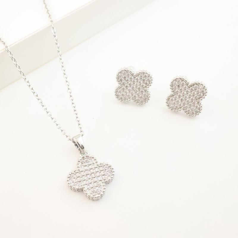 Boucles d'oreilles en forme de trèfle à quatre feuilles de style rétro, boucles d'oreilles de luxe polyvalentes en strass brillants pour femmes