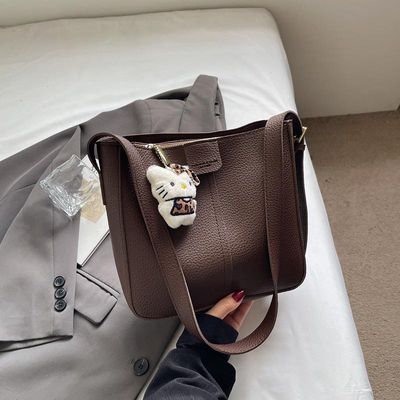 

В этом году популярная маленькая женская сумка 2025 года, осенняя новая модная и простая сумка-мессенджер на плечо, текстурная сумка-ведро для мамы темно-коричневого