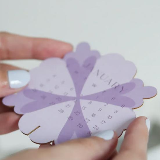 Calendrier de bureau floral 2026 Puzzle-Style Calendrier de bureau debout avec 12 Fleurs mensuelles épanouies pour Décor de table Maison École Bureau