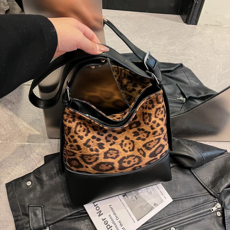 

2025 осень новая сумка-ведро трендовая модная сочетающаяся по цвету портативная сумка-мессенджер женская сумка корейская нишевая сумка-мессенджер через плечо цветной печати леопарда