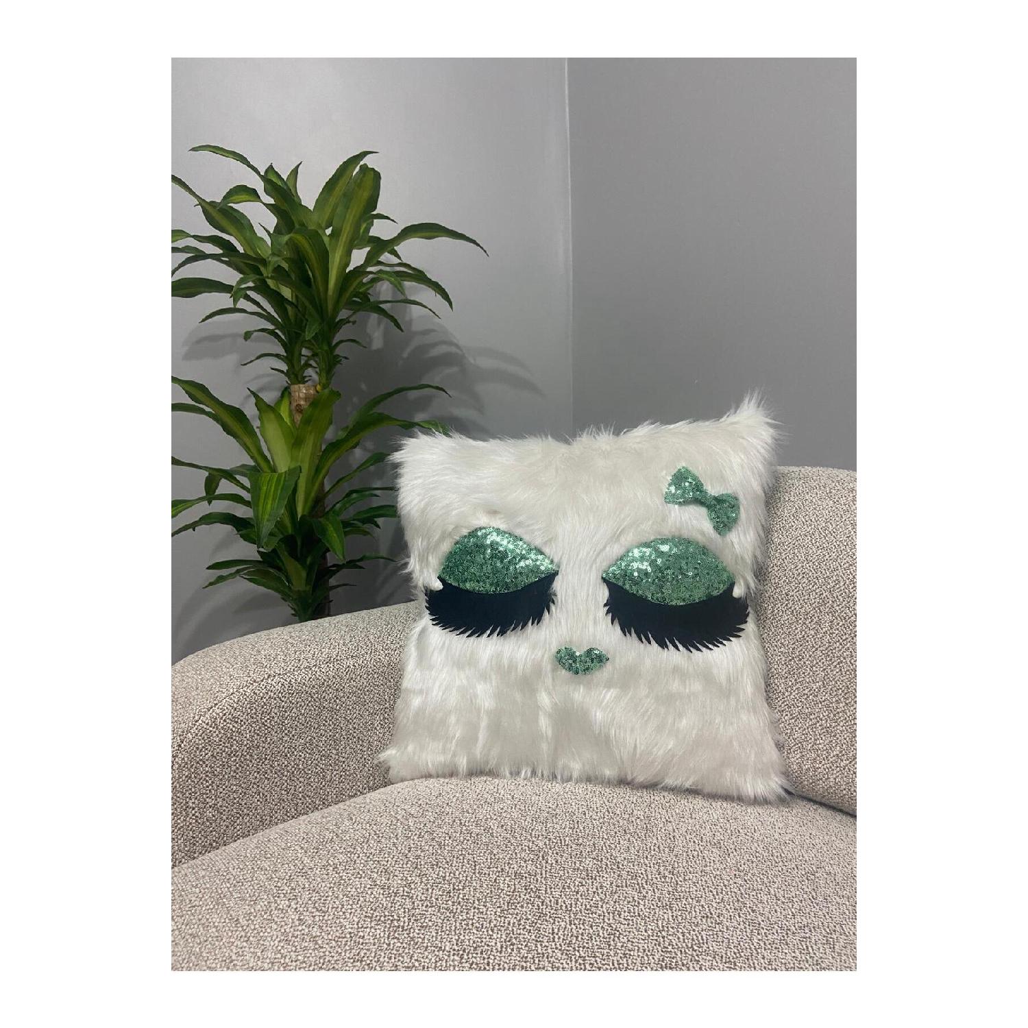 

Плюшевая подушка для ресниц белый