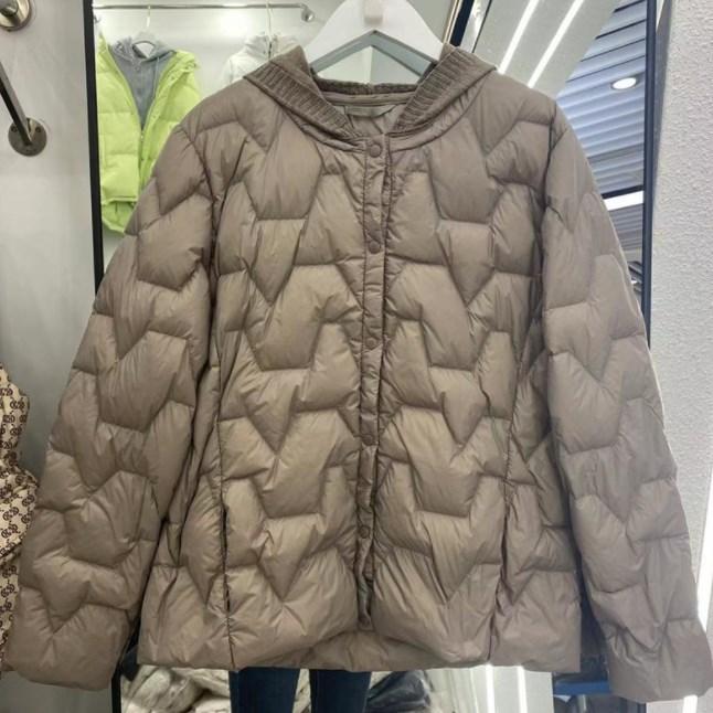 

Корейская куртка-пуховик женская короткая трикотажная с капюшоном, легкая и тонкая 2024, новая осенне-зимняя легкая куртка 3XL (145-80 kg) темный кофе