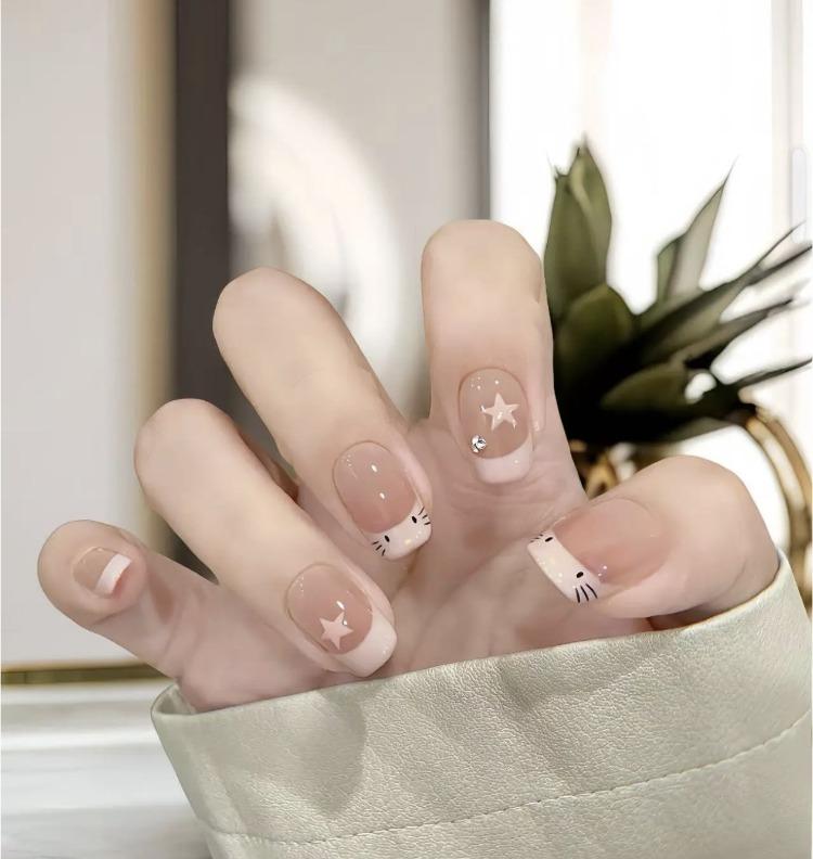 

Темпераментний нюдовий манікюр, довгий стиль, ніжний та універсальний, атмосфера чистого бажання, білий продукт для нігтів M