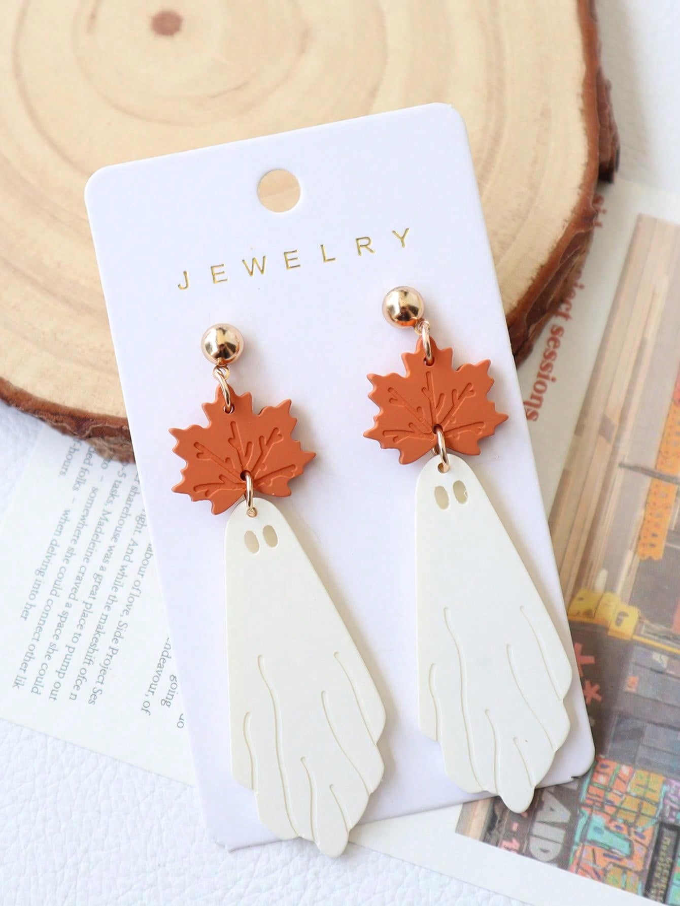 

1 пара Хэллоуин Серьги из мягкой глины и акрила в виде кленовых листьев и привидений, с отделкой аэрозольной краской, простые милые персонализированные серьги, серьги для вечеринки one-size