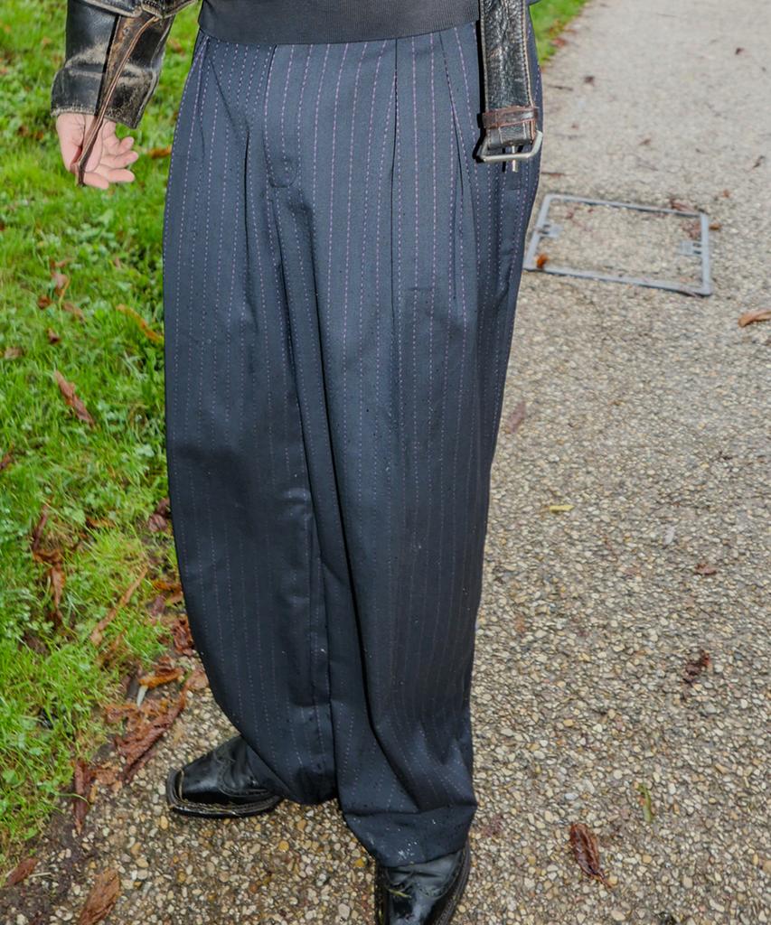 Weseuken [Unisex] Purple Striped Two Tuck Trousers (Black)