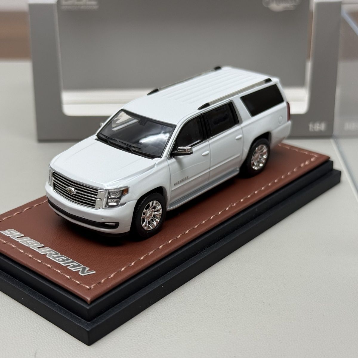GOC 1/64 Suburban SUV Alloy Car Diecasts & Toy Vehicles Car Model Miniature Scale Model Car For Children белый