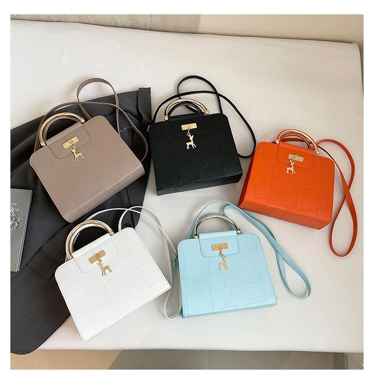 2025 A/W Women's Solid Color Korean-Style Handbag: Simple Crossbody & Single Shoulder Bag for Commuting