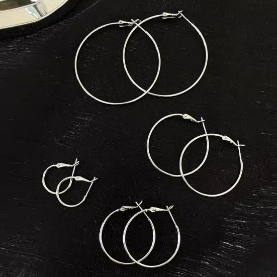 1 пара жіночих сережок-кілець різних полірованих розмірів, однотонні, з гальванічним покриттям