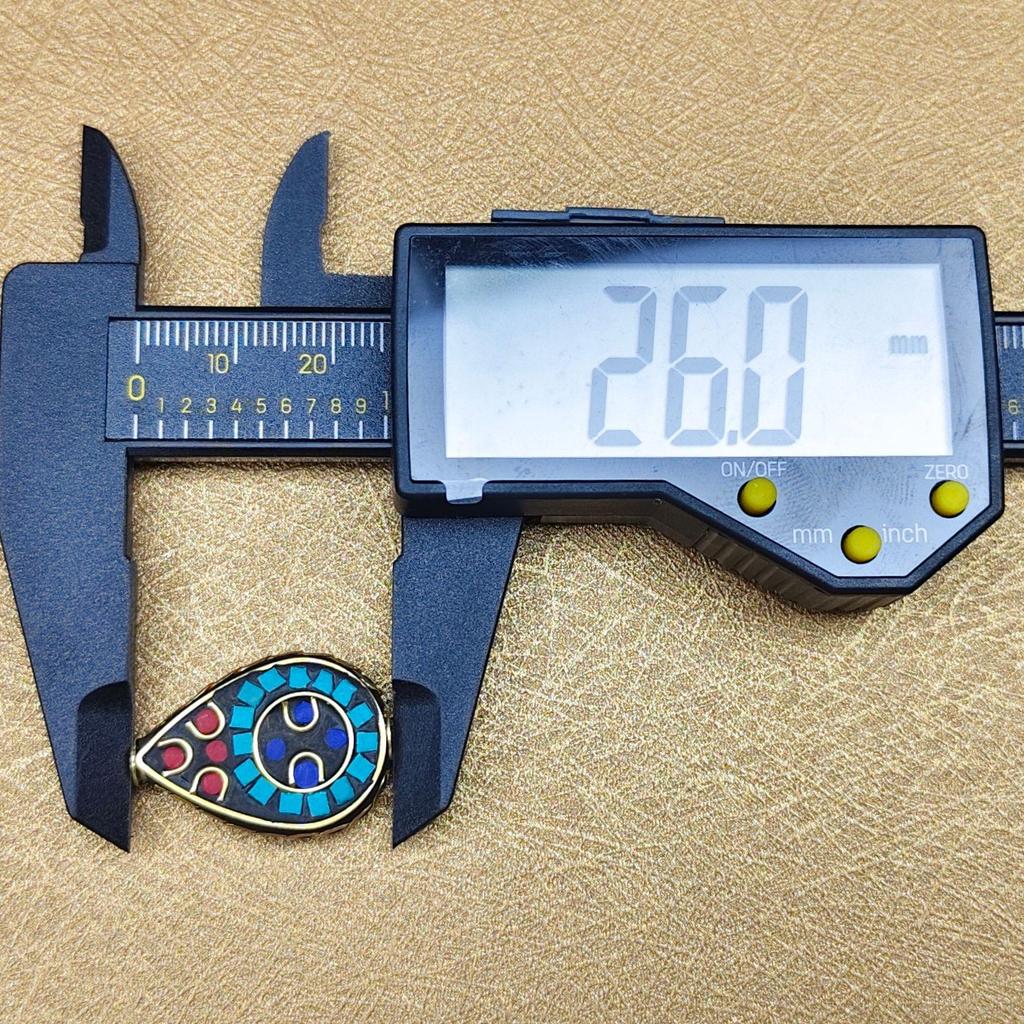 Nepalski Ręcznie Robiony Naszyjnik z Sześciosylabową Mantrą z Mosiężnymi Inkrustowanymi Koralikami