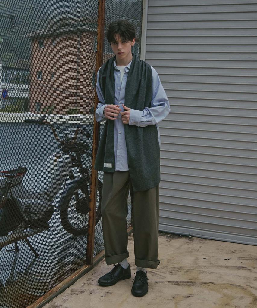 Ladeuedisyeon Belted Pintuck Chino Pants_Khaki