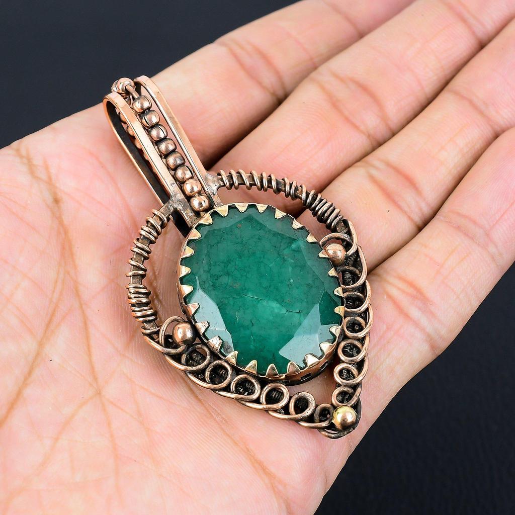 Labbskapad smaragd ädelsten handgjord ren koppartråd lindad hängsmycke smycke