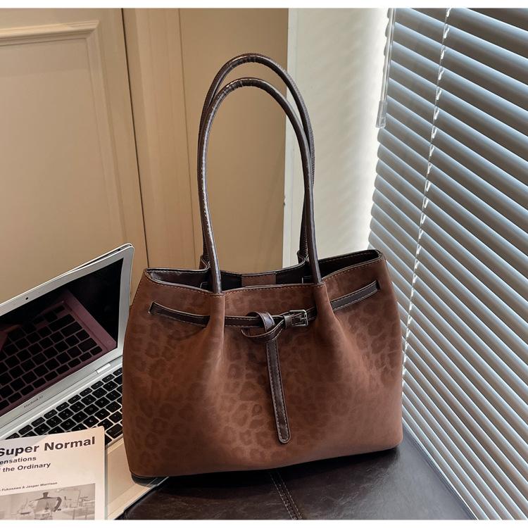 

Винтажная сумка-тоут большой вместимости женская 2025 новая с леопардовым принтом на плечо под мышку для работы, для поездок, повседневная женская сумка темно-коричневого