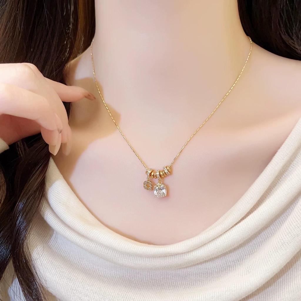 Exquisite French Zircon Gold Sugar Cube Pendant Necklace, Light Luxury Fashionable Clavicle Chain.