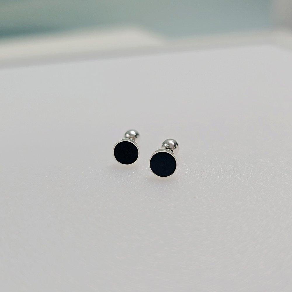 Silver small onyx piercing