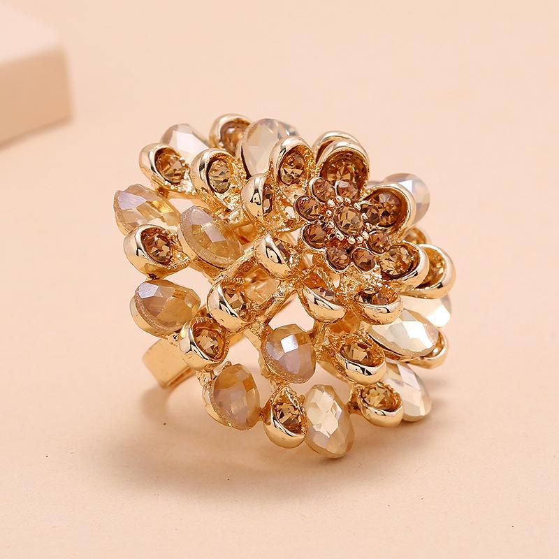 Retro Crystal Flower Ring - European & American Light Luxury Diamond Statement Piece