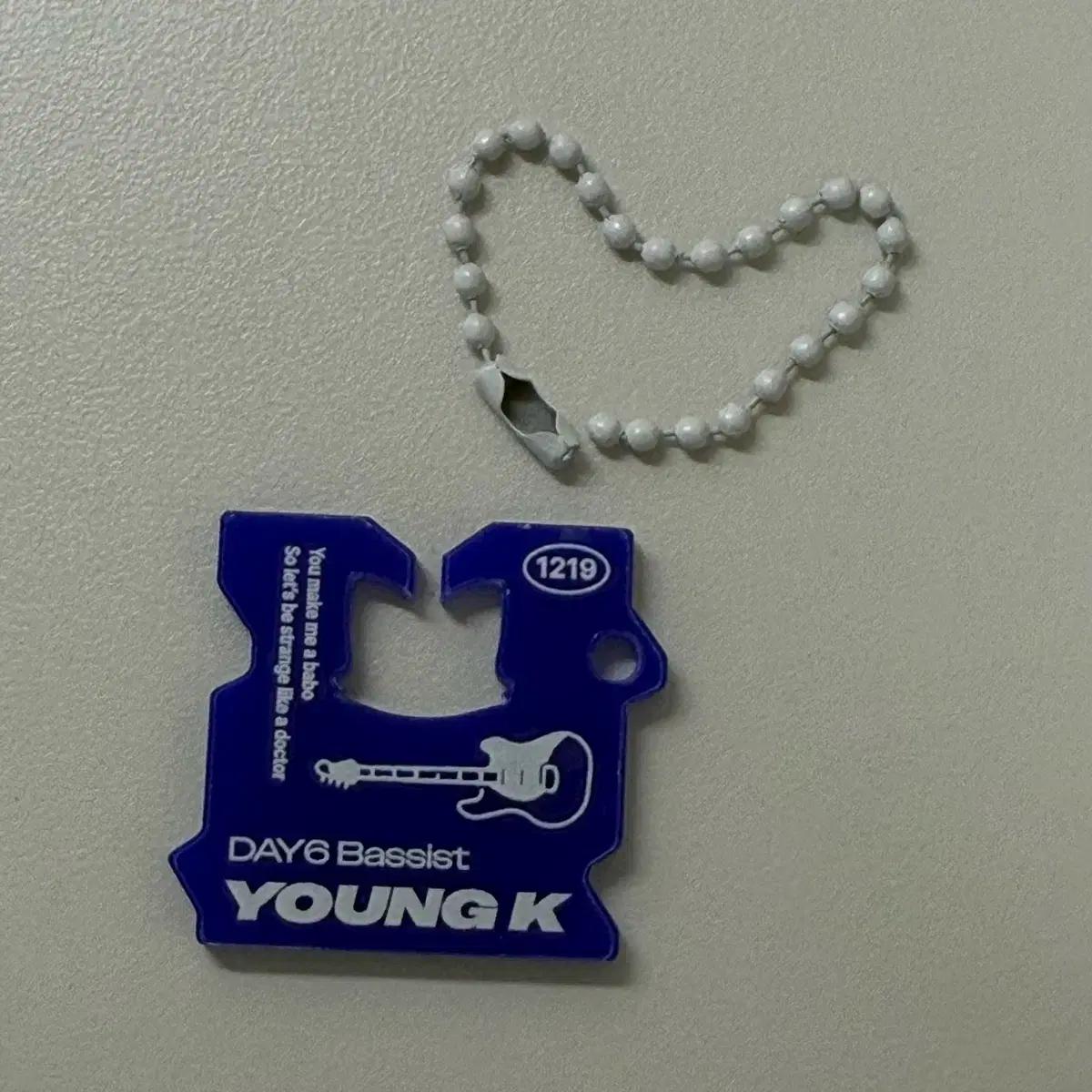 

DAY6 Молодой K Неформальная акриловая брелок-зажим для хлеба