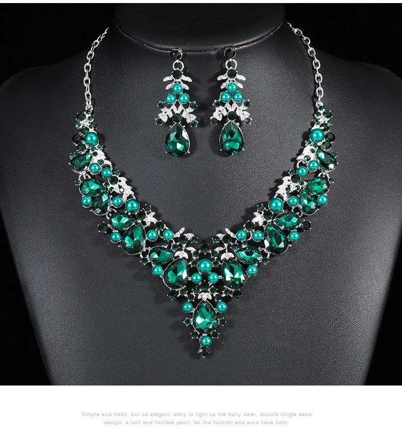 

2022 Elegant European & American Two-Piece Women’s Alloy Necklace Set