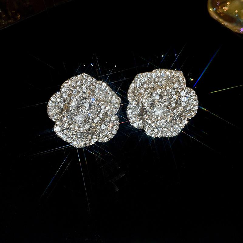 Minimalistisches Silbernadel Diamantbesetztes Blume Quasten Schmuckset - Halskette & Ohrringe