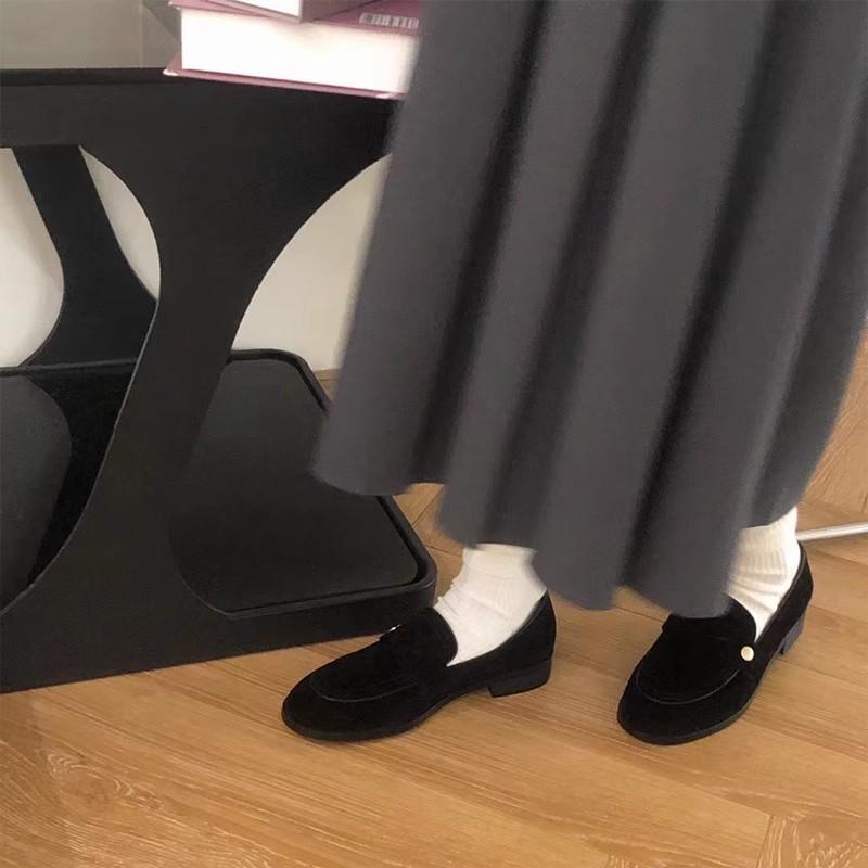 

Замшевые универсальные женские туфли с круглой головкой и толстой пяткой и маленькой золотой пряжкой на одной педали 34 чёрный