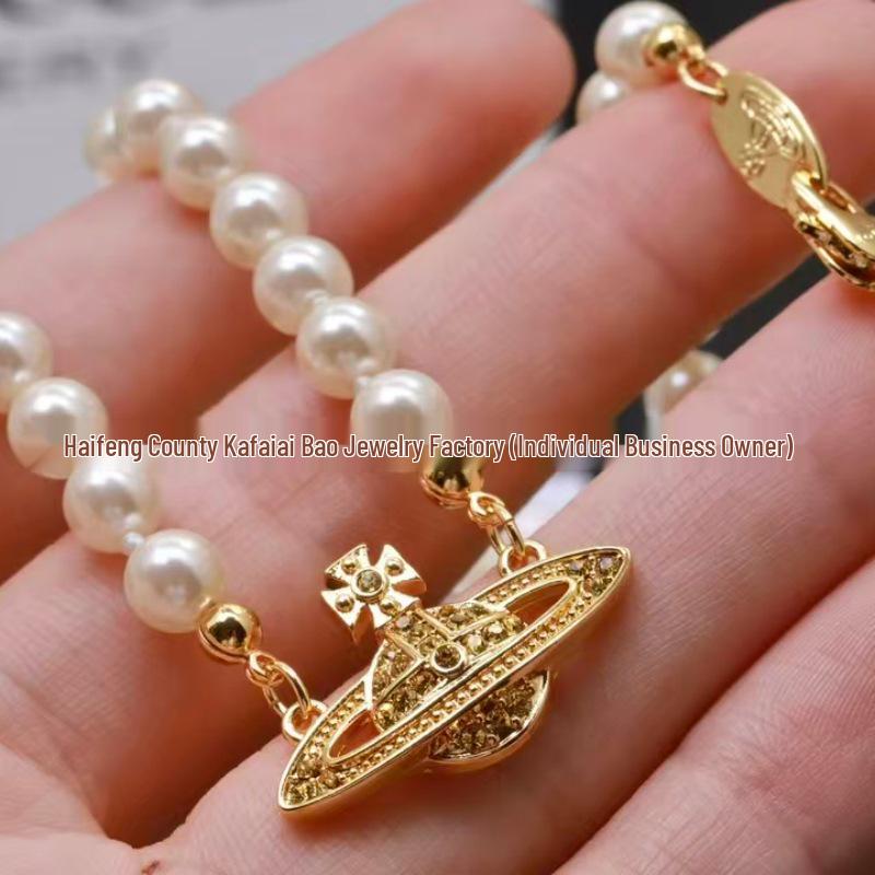 Exquis collier pendentif planète en diamant et perle