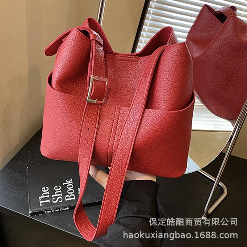 

Large-capacity bag women s 2025 new simple and versatile shoulder messenger bag casual work commuter bucket tote bag красный