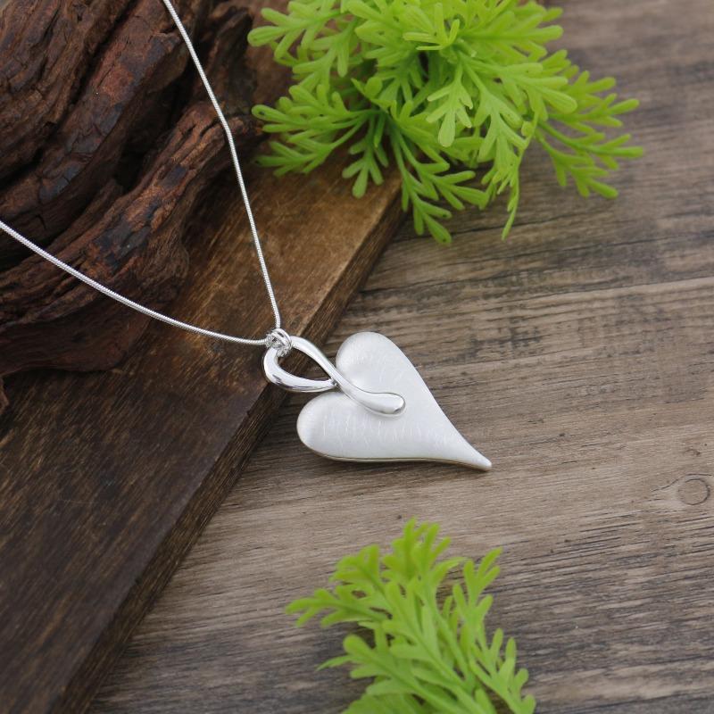 

New irregular brushed love small pendant women s simple and advanced brushed heart necklace