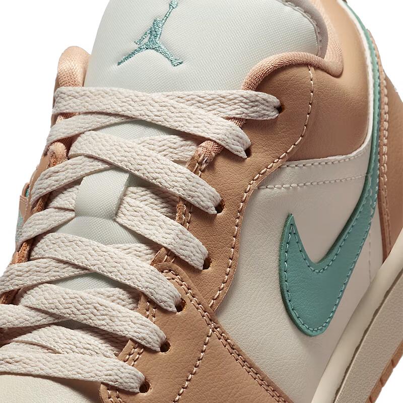 Jordan Women's AJ1 Low Basketball Shoes