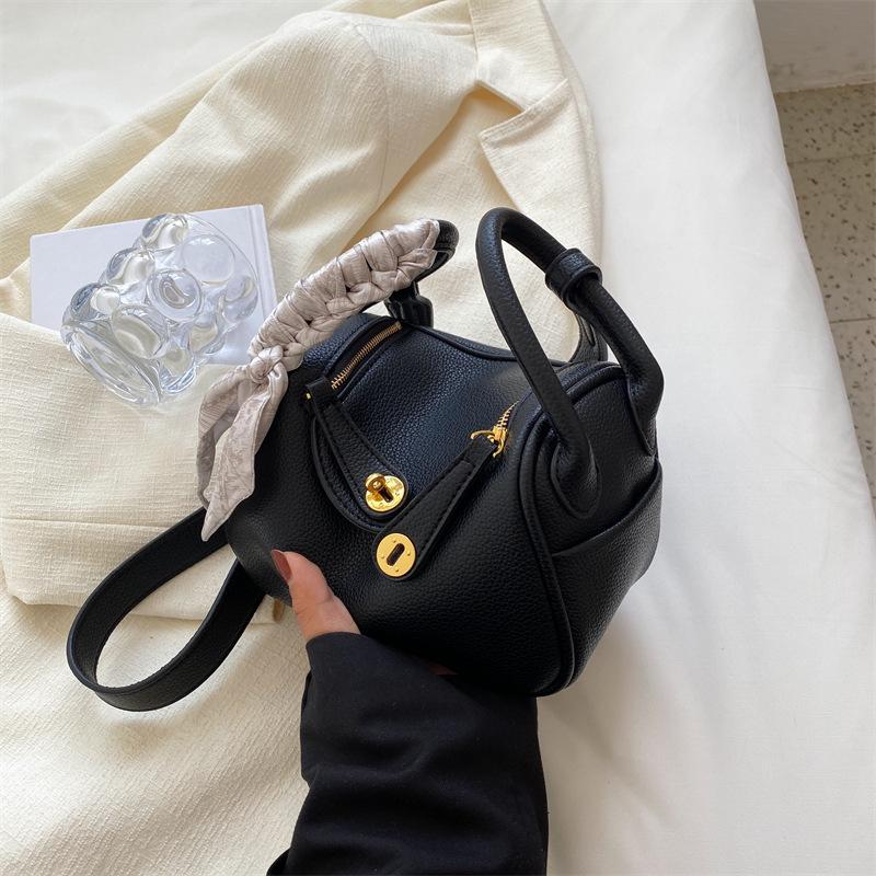 

High-end bag women s new trendy fashion niche design messenger bag portable pillow bag чёрный