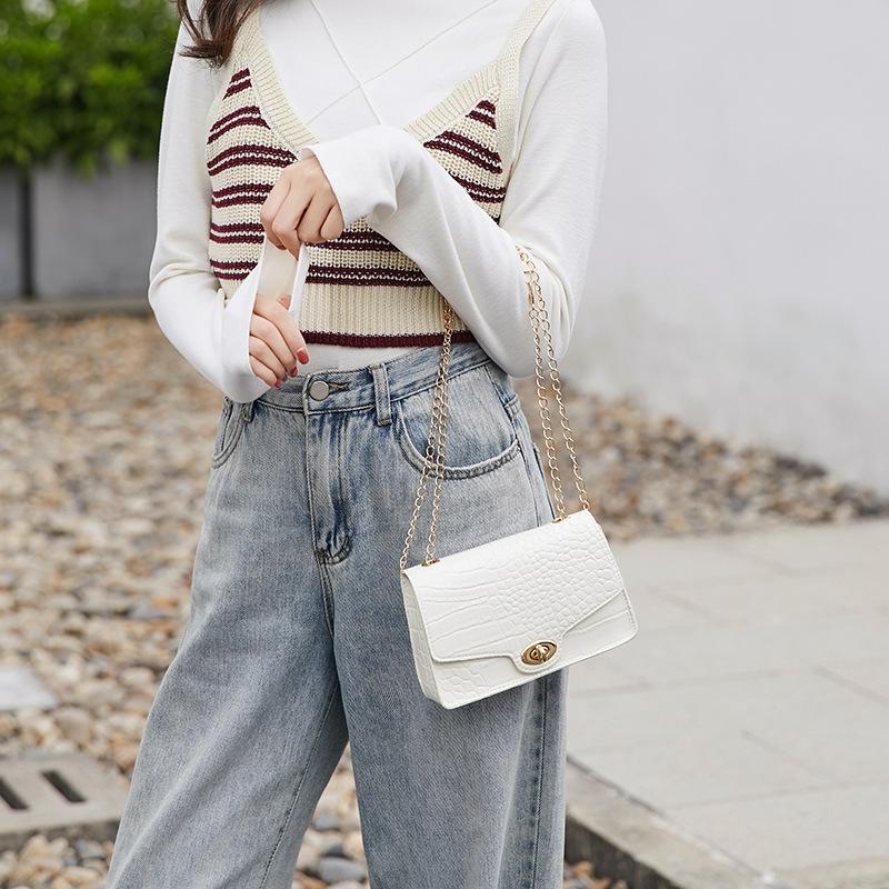 An Autumn and Winter Crocodile Pattern Lock Chain Change Small Square Bag Single Shoulder Personalized Simple Women's Bag