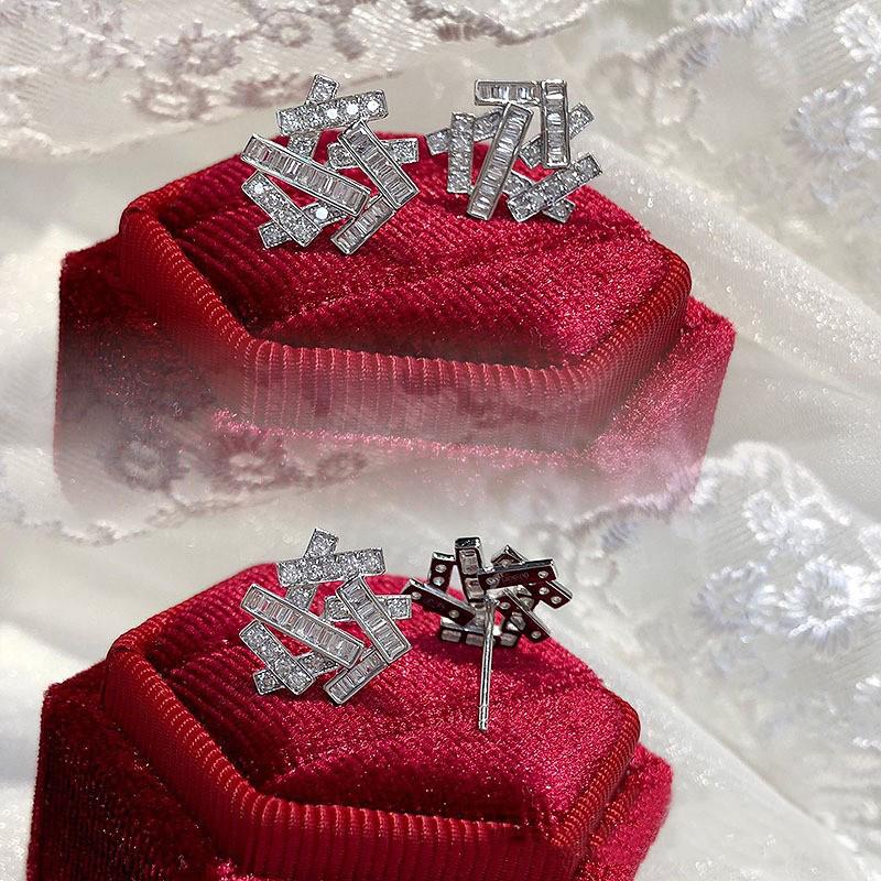 

Модные серьги-гвоздики Huitan для женщин, геометрические серьги-гвоздики с кристаллами CZ, эффектные серьги, универсальные ювелирные изделия