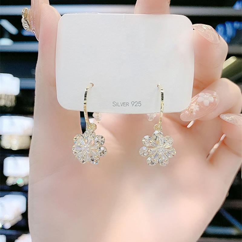 

High End, Super Sparkling Earrings, Earrings, Feminine Style, Fashionable Flower Earrings, Small Earrings with A Stylish Design, Earrings