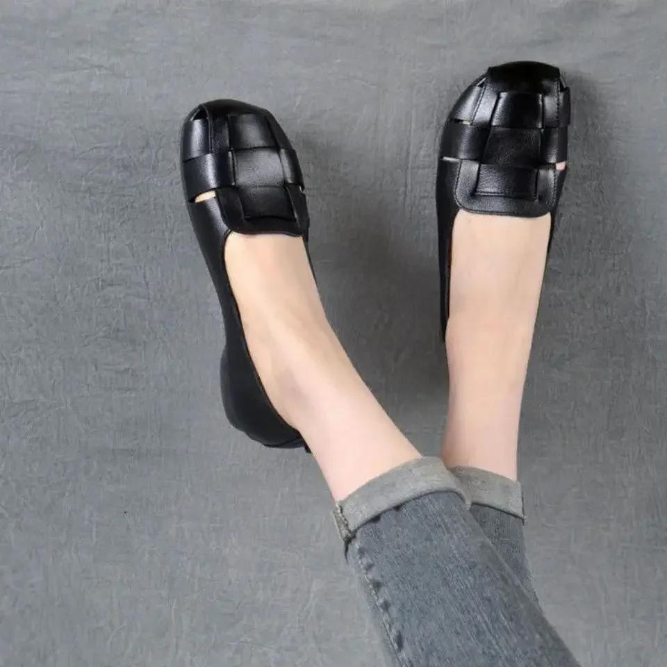 Fashion Hot Selling Summer 2025 Hot Seller New Retro Fashion All-match Flat Roman Shoes Soft Sole Bun Toe Sandals with Mom Shoes