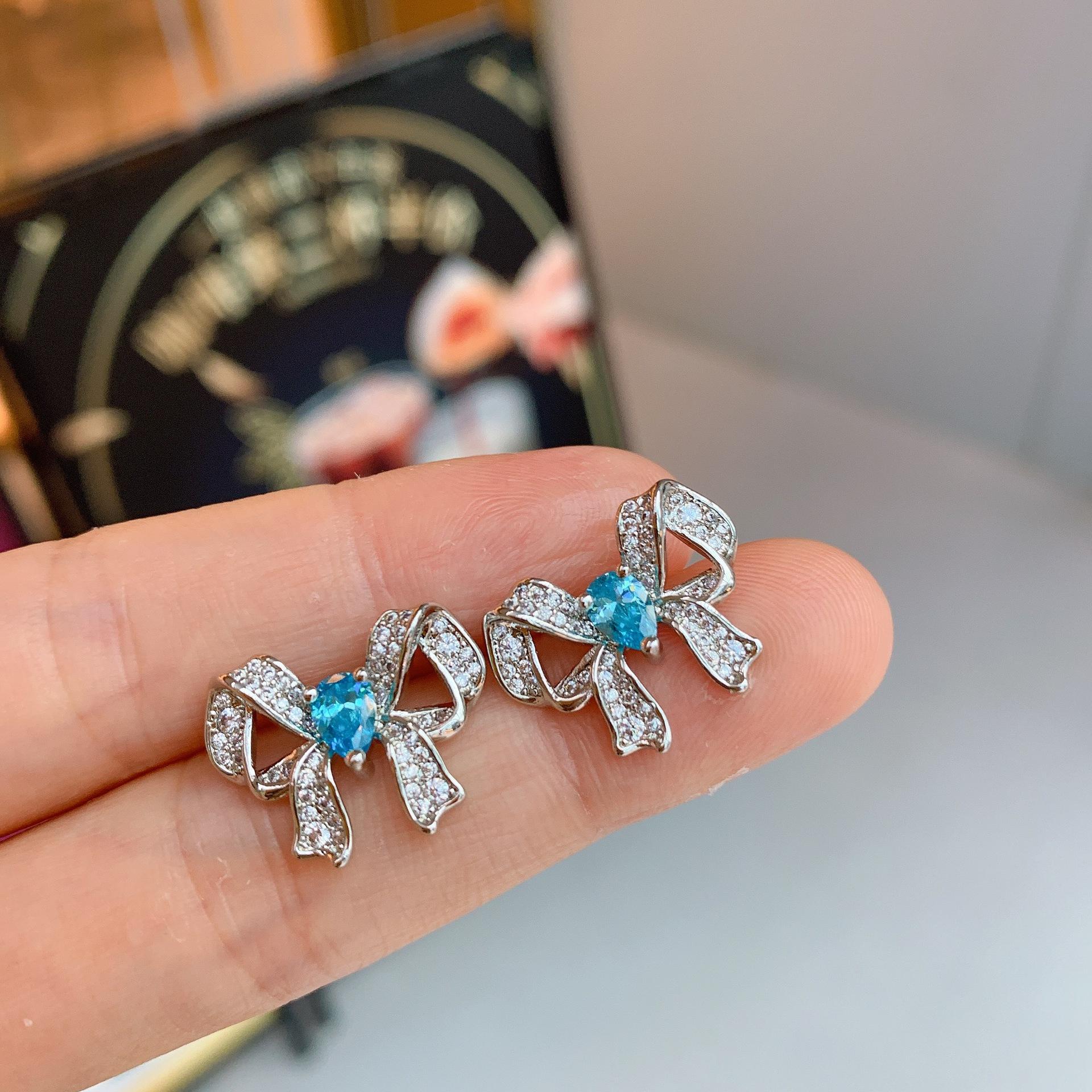 

S925 Серебряная игла Принцесса Бабочка Микро инкрустированная Цвет сокровище Женские гвоздики Мода Старинные ювелирные изделия