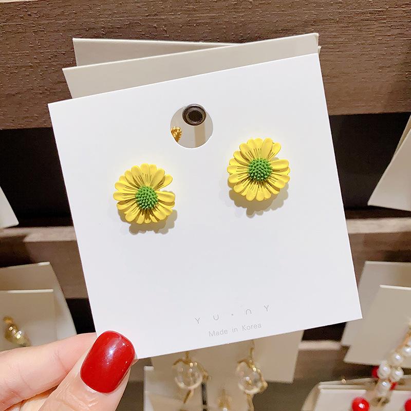 Chrysanthemum Stud Earrings Temperament Small Daisy Earrings Female Simple Hyunya Small Personalized Earrings