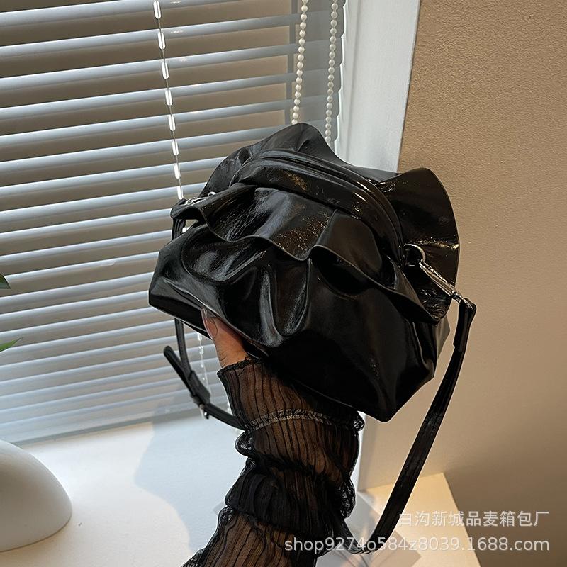 

This year, the popular pleated small bag women s 2025 new fashion shoulder bag Internet celebrity explosion messenger cloud bag чорний