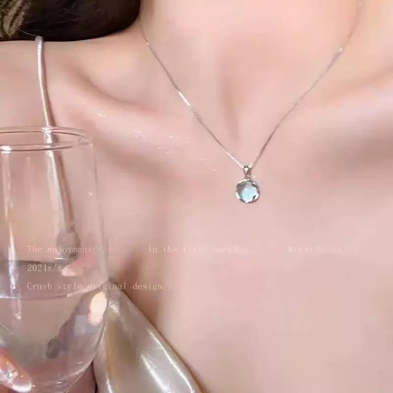 White Moonlight Round Necklace Can be worn on both sides Collarbone chain Fashion temperament Blue necklace